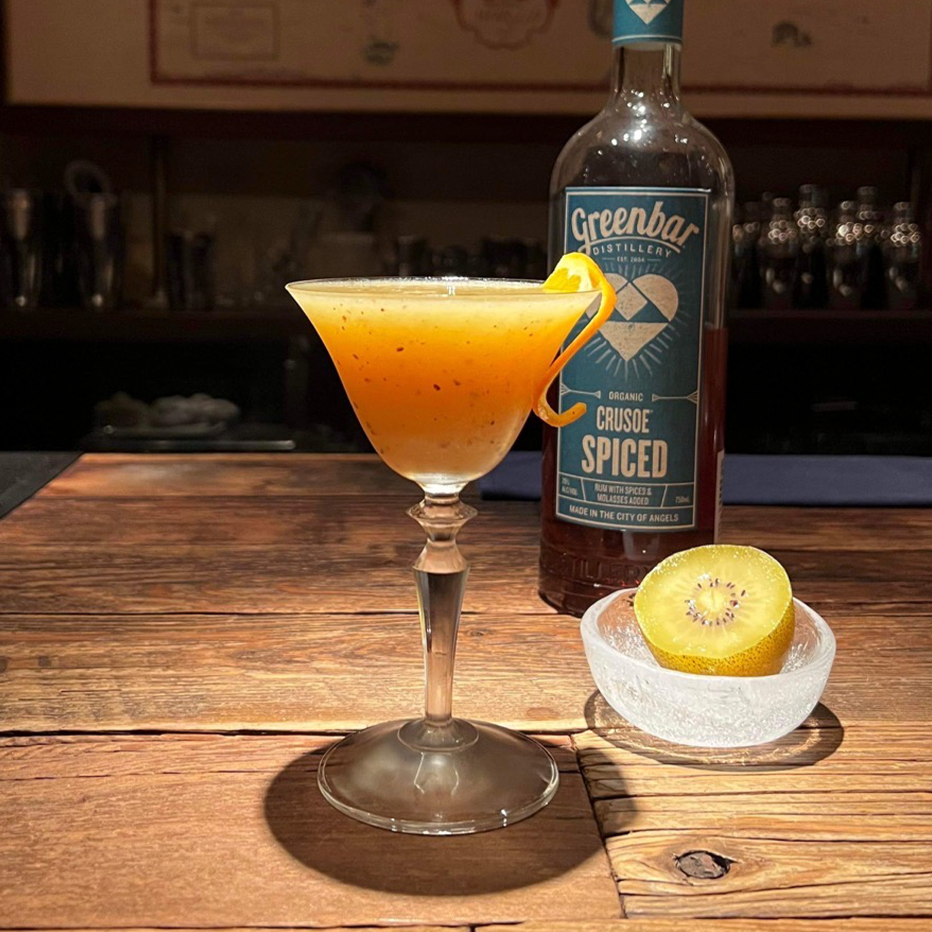 クラフト ゴールドキウイラムカクテル – オーガニック蒸留酒の