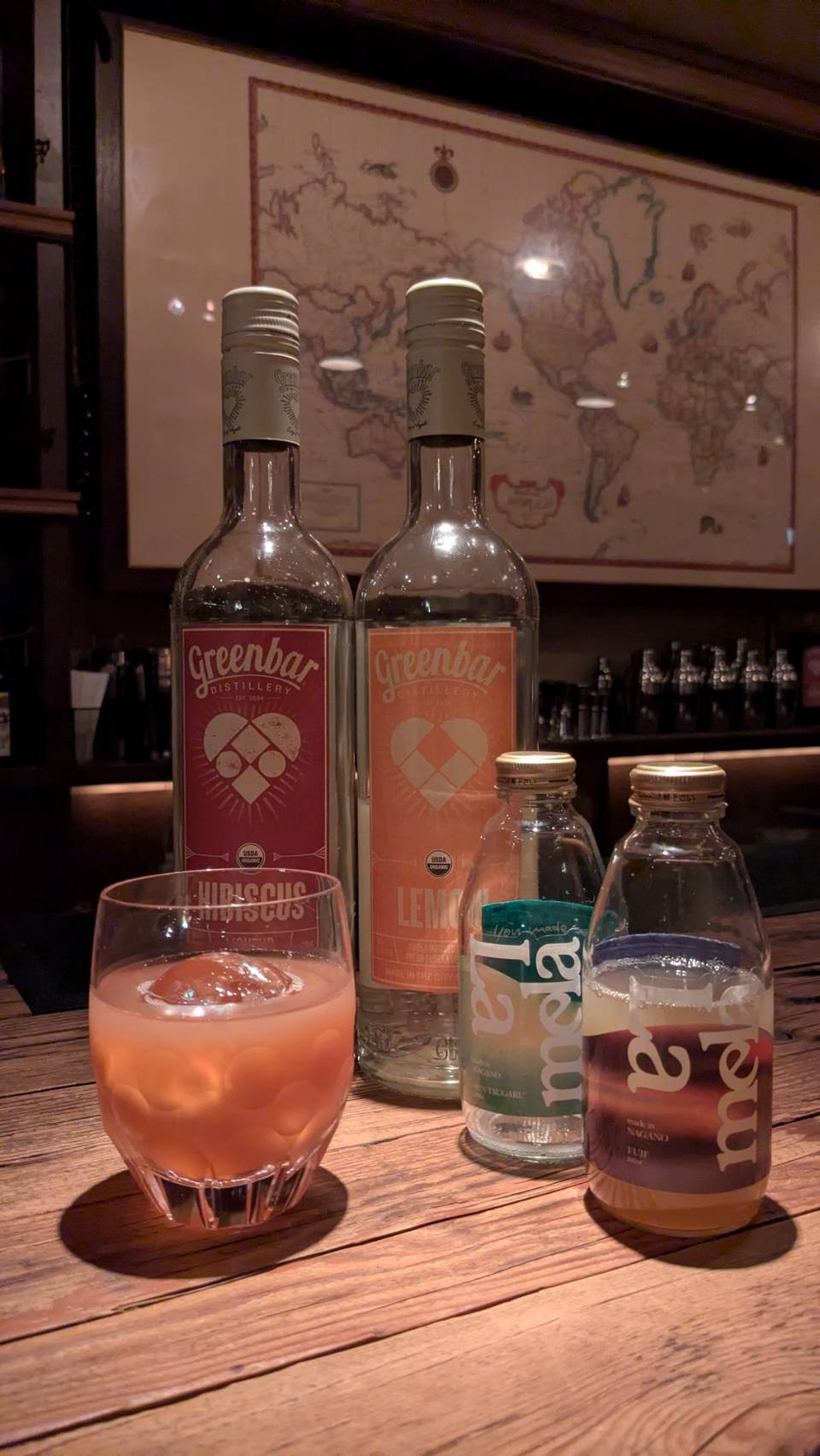りんごジュース＋ハイビスカスリキュール・レモンウォッカ